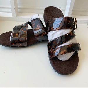 NWT Vionic Women’s Sandals! 😍